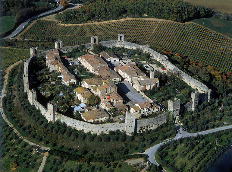 Una veduta aerea del borgo di Monteriggioni (Siena), cinto dalle mura medievali